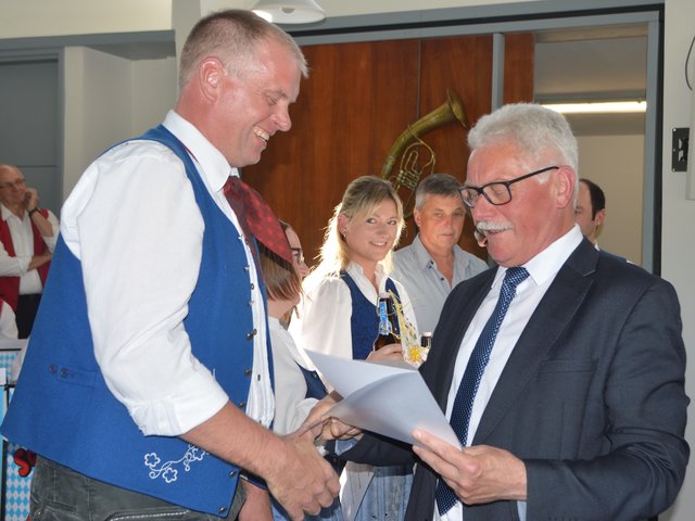 Fritz Hofmann, Vizepräsident des Musikverbandes Untermain ehrt verdiente Aktive der Odenwälder Trachtenkapelle Wenschdorf-Monbrunn