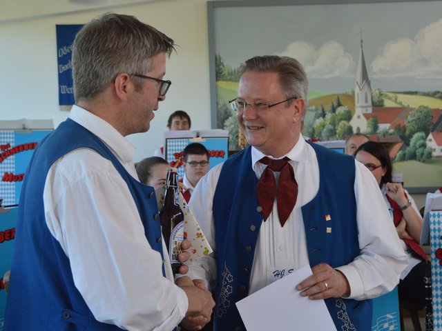 2. Vorsitzender Michael Hock bedankt sich im Namen des Musikvereins Odenwälder Trachtenkapelle Wenschdorf-Monbrunn bei den Geehrten.