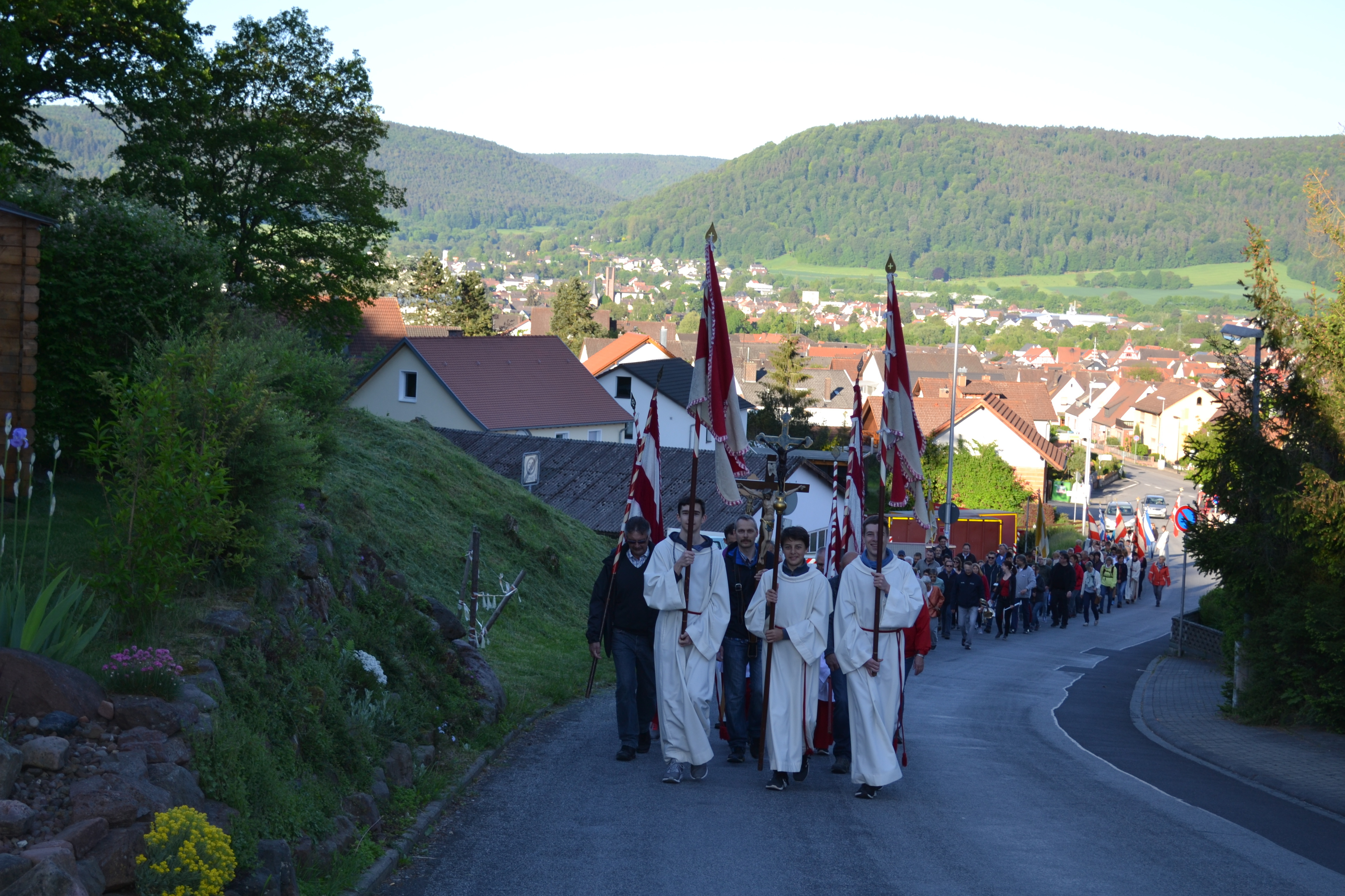 Wallfahrt - Steigung am Feuerwehrhaus Großheubach vorbei, hoch zum Engelberg