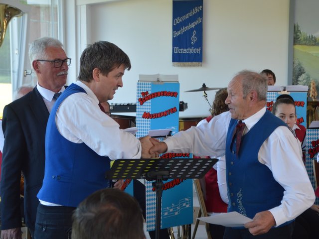 Vorsitzender Bruno Grän gratuliert Anton Hock zur herausragenden Ehrung