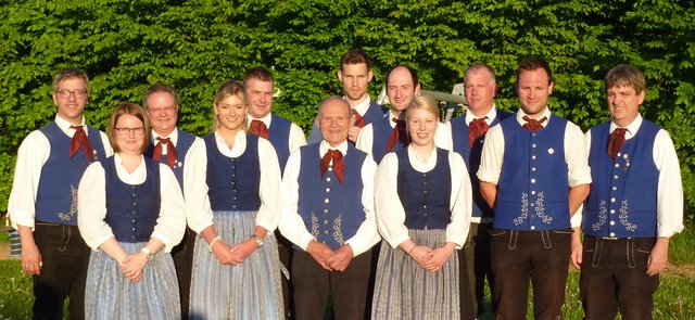Die geehrten Aktiven der Odenwälder Trachtenkapelle Wenschdorf-Monbrunn mit den beiden Vorsitzenden Michael Hock (links) und Bruno Grän (rechts).