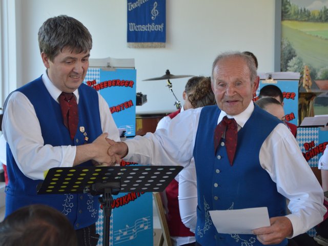 Vorsitzender Bruno Grän gratuliert Anton Hock zur herausragenden Ehrung