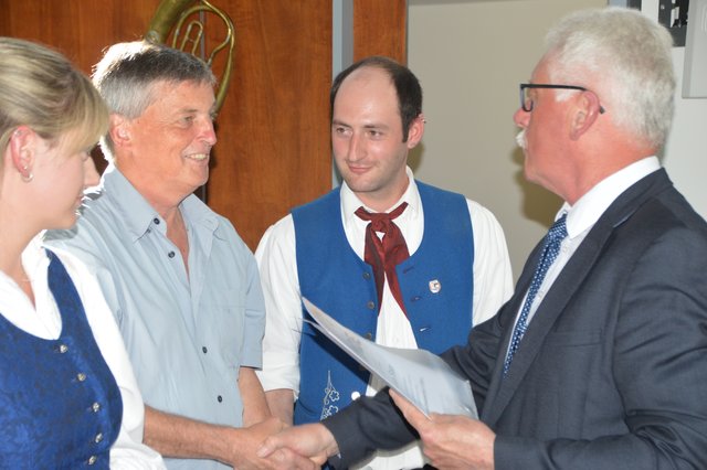 Fritz Hofmann, Vizepräsident des Musikverbandes Untermain ehrt verdiente Aktive der Odenwälder Trachtenkapelle Wenschdorf-Monbrunn