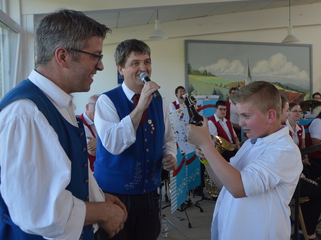 Die Vorsitzenden Bruno Grän und  Michael Hock gratulieren Fabian Walter zum Jungmusikerleistungsabzeichen in Bronze