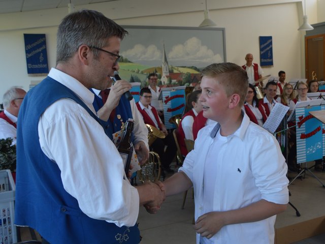 2. Vorsizender Michael Hock gratuliert Fabian Walter zum Jungmusikerleistungsabzeichen in Bronze