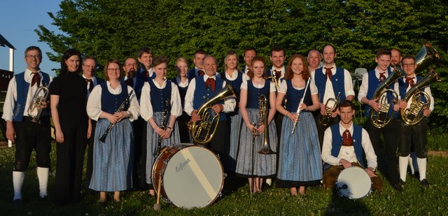 Anton Hock inmitten seiner Musikkollegen von der Odenwälder Trachtenkapelle Wenschdorf-Monbrunn