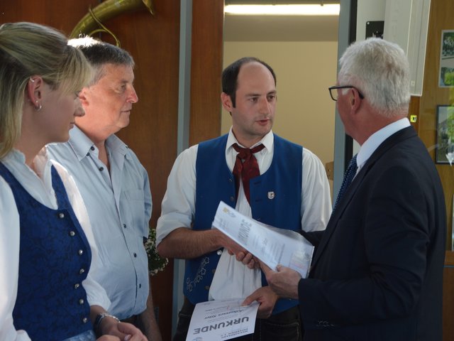 Fritz Hofmann, Vizepräsident des Musikverbandes Untermain ehrt verdiente Aktive der Odenwälder Trachtenkapelle Wenschdorf-Monbrunn