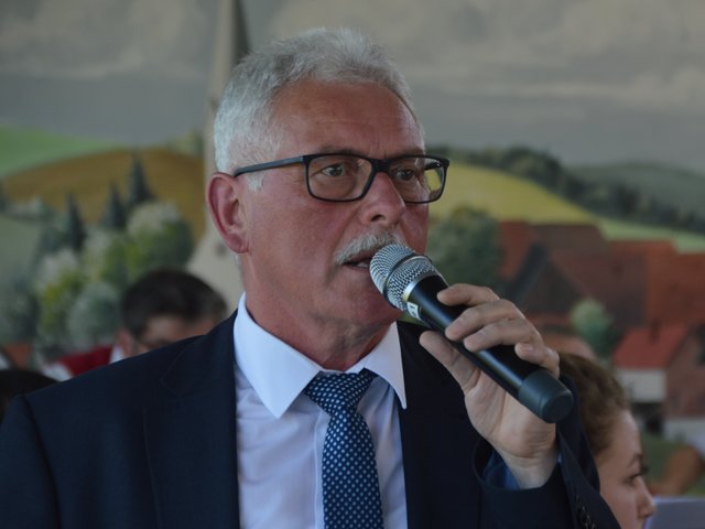 Fritz Hofmann, Vizepräsident des Musikverbandes Untermain ehrt verdiente Aktive der Odenwälder Trachtenkapelle Wenschdorf-Monbrunn