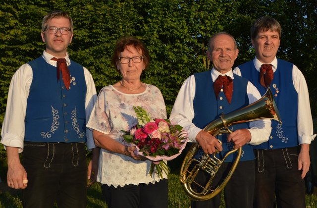 Anton Hock und Ehefrau Inge und den beiden Vorsitzenden des Musikvereins Odenwälder Trachtenkapelle Wenschdorf-Monbrunn Michael Hock (links) und Bruno Grän (rechts)