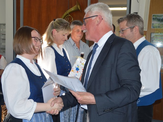 Fritz Hofmann, Vizepräsident des Musikverbandes Untermain ehrt verdiente Aktive der Odenwälder Trachtenkapelle Wenschdorf-Monbrunn