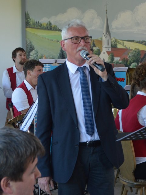 Der Vizepräsident des Musikverbandes Untermain Fritz Hofmann ehrt Anton Hock für 70 Jahre aktives Musizieren.