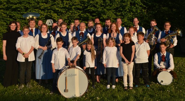 Anton Hock inmitten seiner Musikkollegen von Jugendkapelle und Odenwälder Trachtenkapelle Wenschdorf-Monbrunn