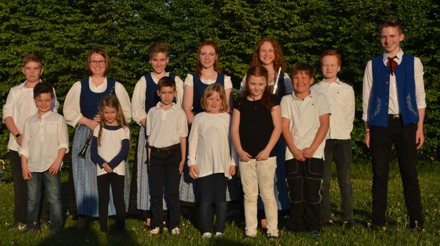 Die Jugendkapelle Wenschdorf-Monbrunn gratuliert Anton Hock zu seiner Auszeichnung.