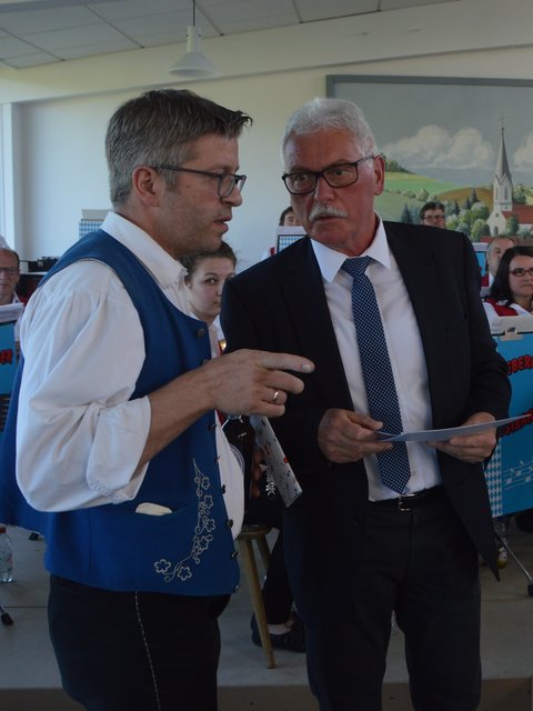 Fritz Hofmann (Vizepräsident Musikverband Untermain) und Michael Hock (2. Vors. Musikverein Odenwälder Trachtenkapelle Wenschdorf-Monbrunn)