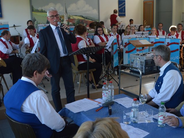 Der Vizepräsident des Musikverbandes Untermain Fritz Hofmann ehrt Anton Hock für 70 Jahre aktives Musizieren.