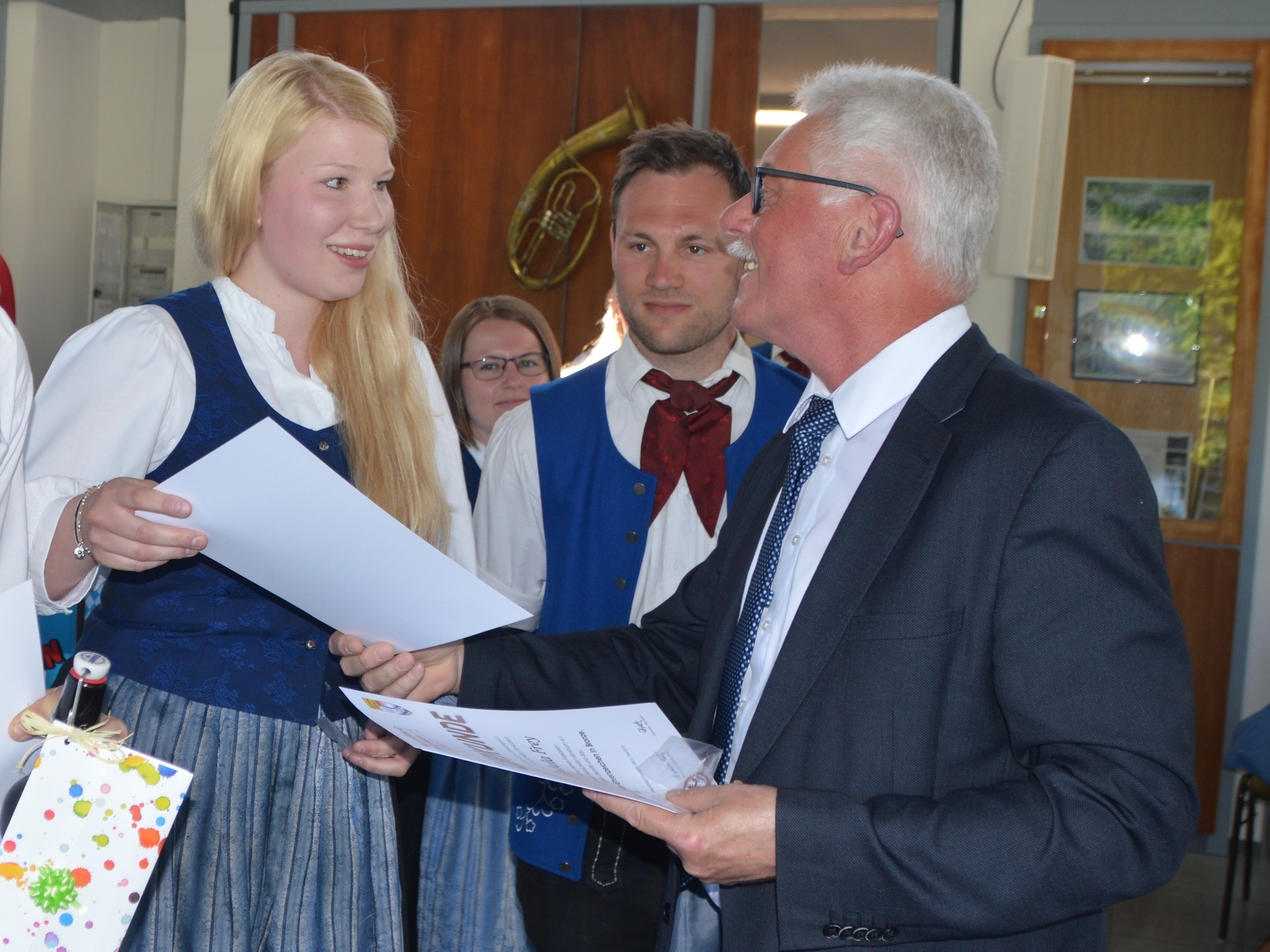 Fritz Hofmann, Vizepräsident des Musikverbandes Untermain ehrt verdiente Aktive der Odenwälder Trachtenkapelle Wenschdorf-Monbrunn