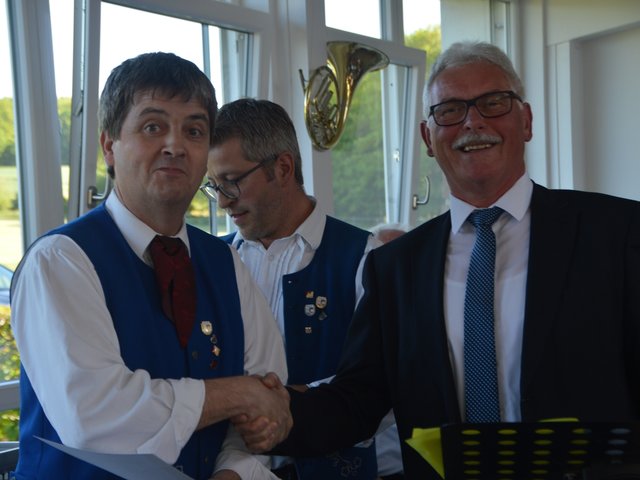 Fritz Hofmann, Vizepräsident des Musikverbandes Untermain ehrt den Vorsitzenden des Musikvereins Odenwälder Trachtenkapelle Wenschdorf-Monbrunn Bruno Grän für 25 Jahre Vorstandschaft.