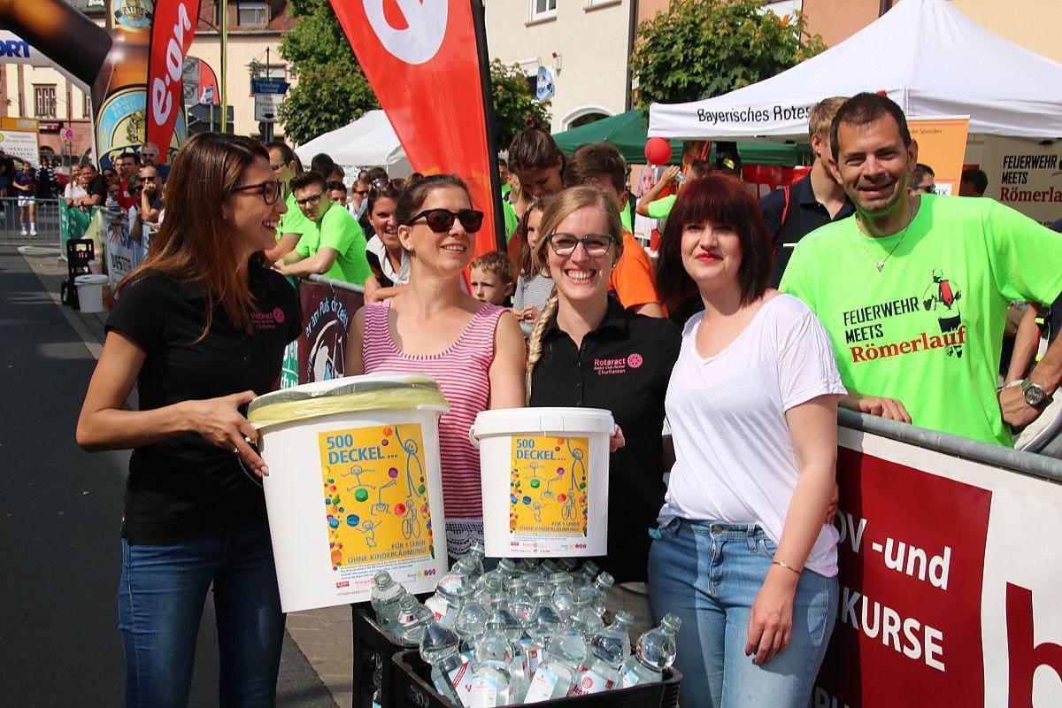 Das Bild zeigt unser Rotaract Damen (von. R. nach L.: Hajar Fertig, Lena Neuberger, Johanna Kern und Denise Dichtl) bei der Sammel-Aktion im Ziel mit Landrat Jens Marco Scherf