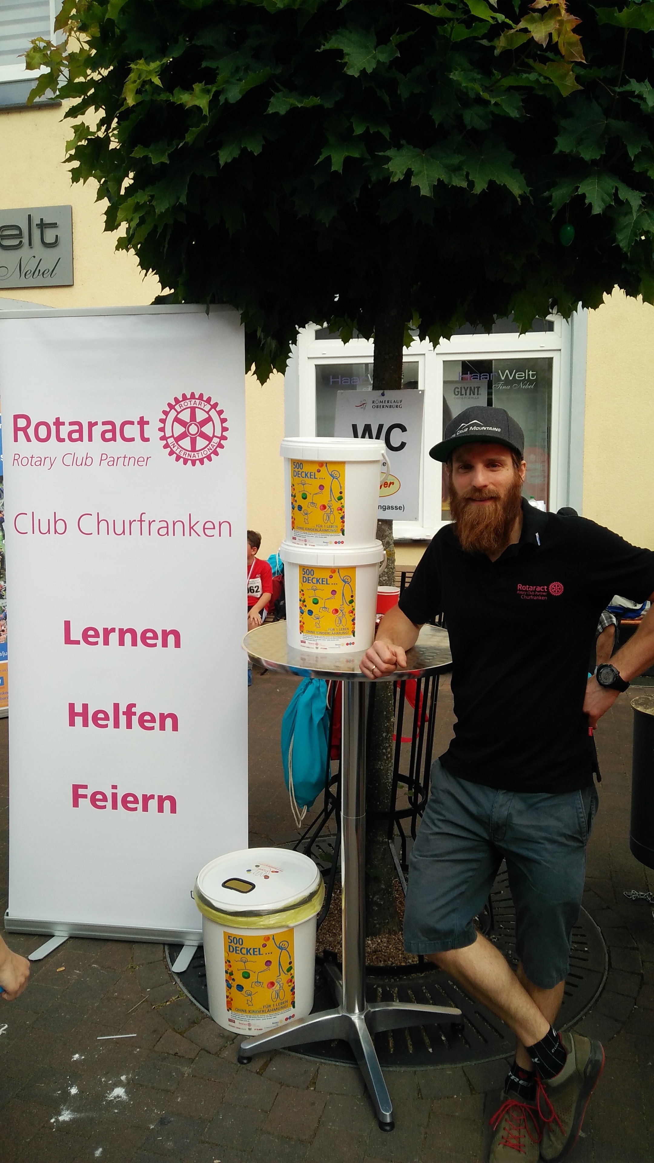 Informationstand zum Rotarct Club Churfranken und "Deckel gegen Polio" mit dem Ansprechpartner Daniel Neuberger.