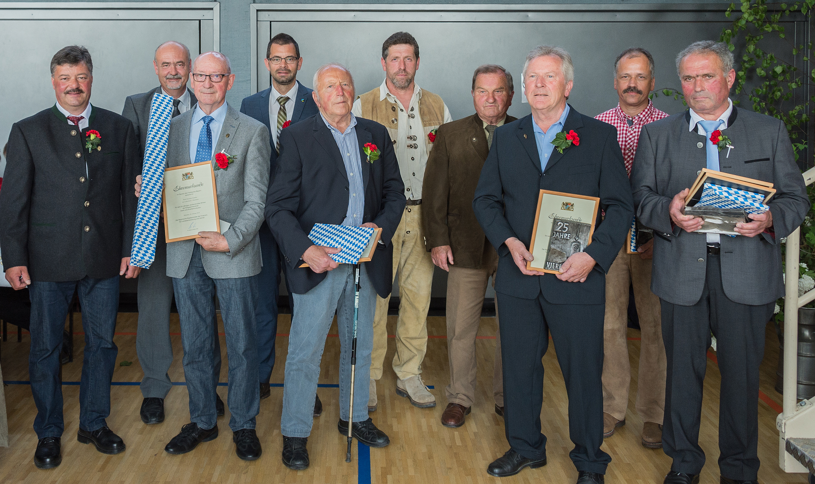 Seit Jahrzehnten sind diese Feldgeschworenen aktiv. Das Bild zeigt sie mit dem Kreisobmann der Feldgeschworenen, Christian Schüßler (links), Vermessungsamtsleiter Wolfgang Reindl (zweiter von links) und Landrat Jens Marco Scherf (vierter von links).