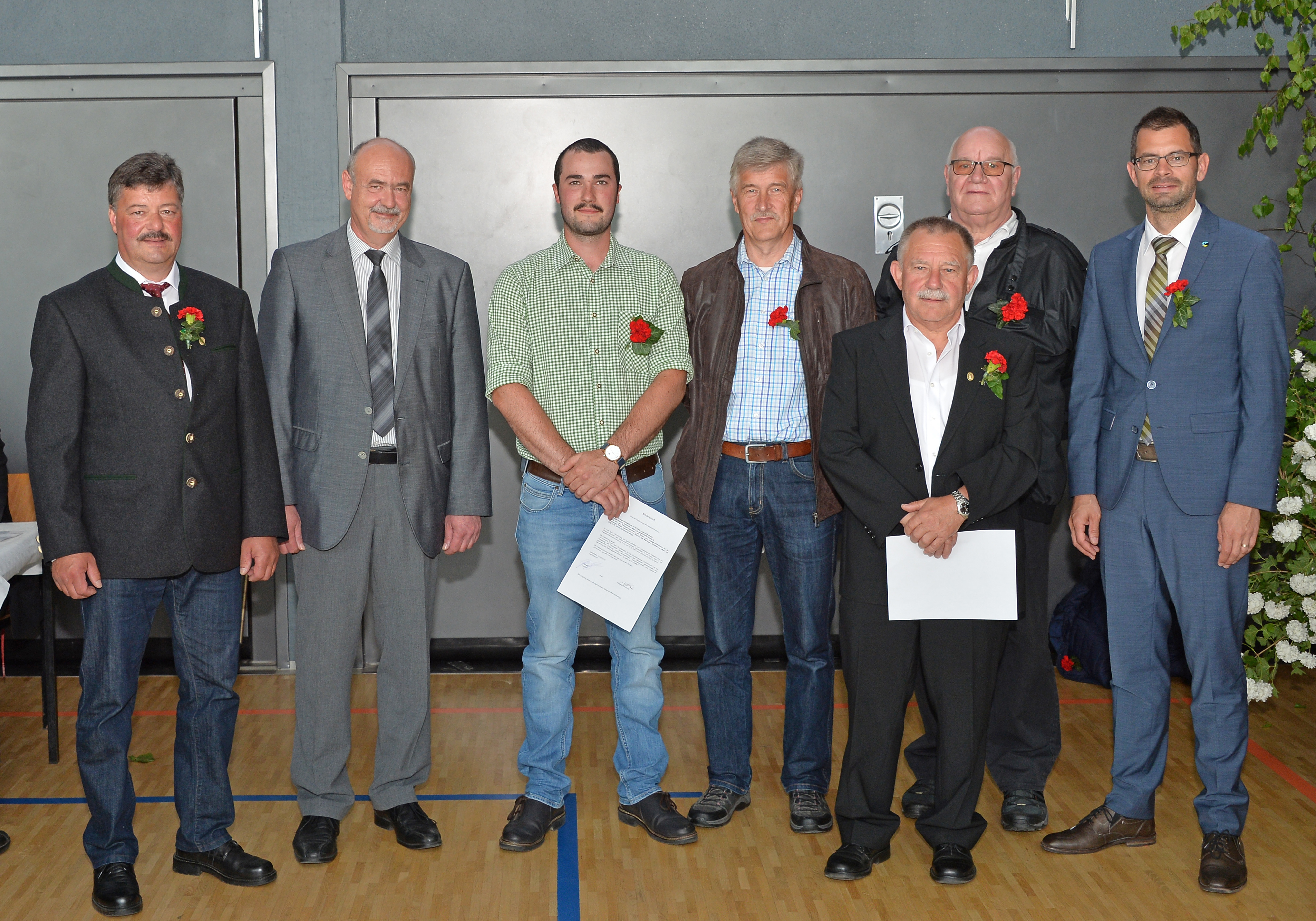 Nach der Vereidigung stellten sich die neuen Feldgeschworenen zum Foto. Im Bild (von links) der Kreisobmann der Feldgeschworenen, Christian Schüßler, Vermessungsamtsleiter Wolfgang Reindl, die vier neuen Feldgeschworenen Mario Frank, Manfred Giegerich, Walter Kempf, Otto Kohl und Landrat Jens Marco Scherf.