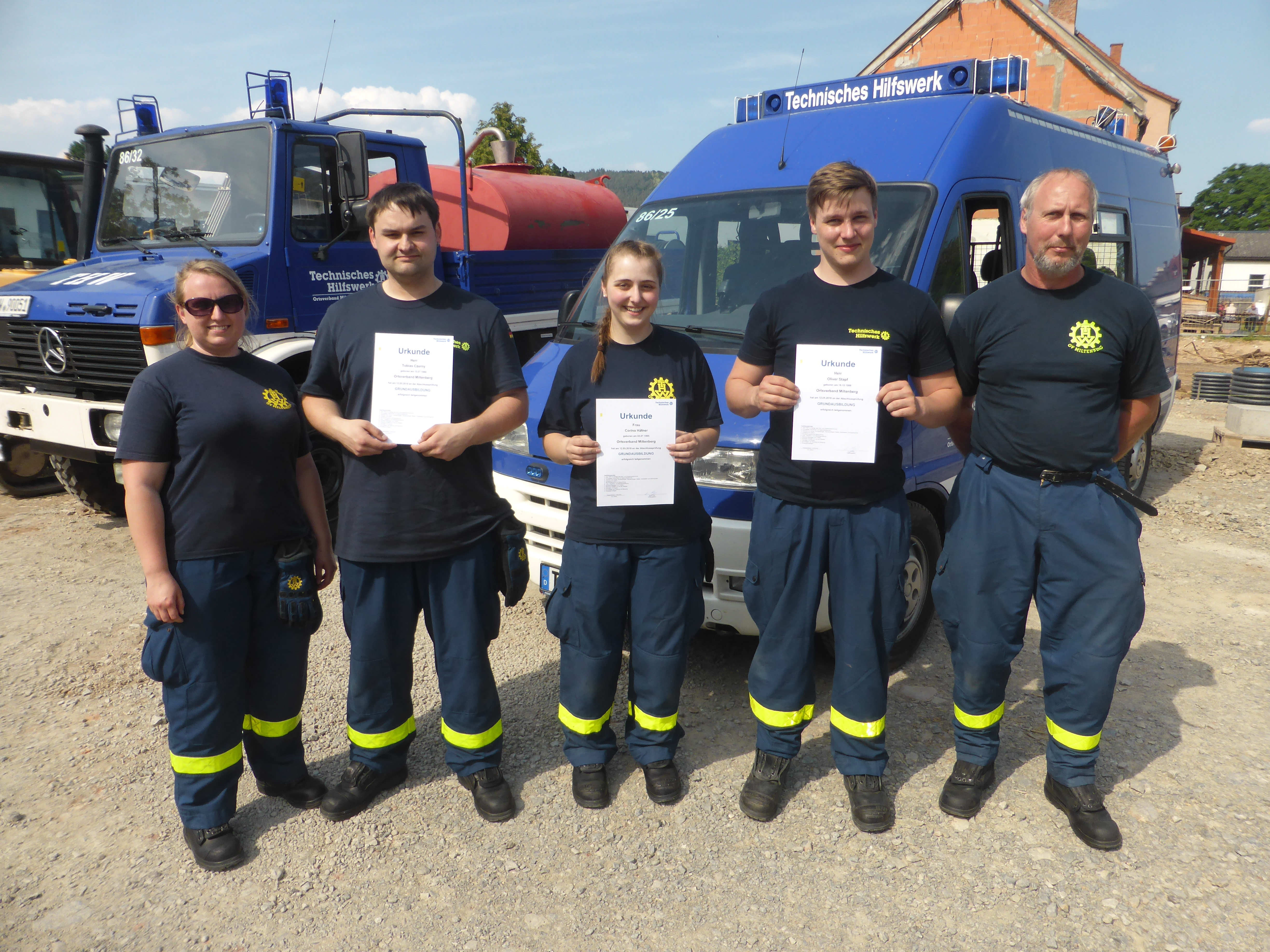 Das Bild zeigt von links nach rechts: Die fachbezogenen Ausbilderin Carina Czerny, die frischgebackenen Helfer Tobias Czerny, Corinna Häfner und Oliver Stapf, sowie den Ausbildungsbeauftragten Martin Oettinger