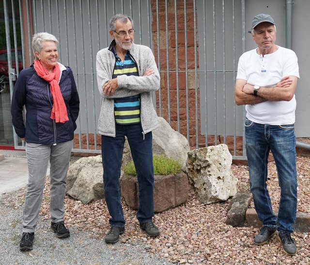 Die beiden Exkursionsleiter und Lehrer Bernhard Springer und Clemens Baier bedankten sich abschließend bei den drei hervorragend referierenden Mitgliedern des Heimat- und Geschichtsvereins Dorfprozenten, bei Sigrid und Karl-Heinz Neubeck sowie Hermann Umscheid (v.l.n.r.).