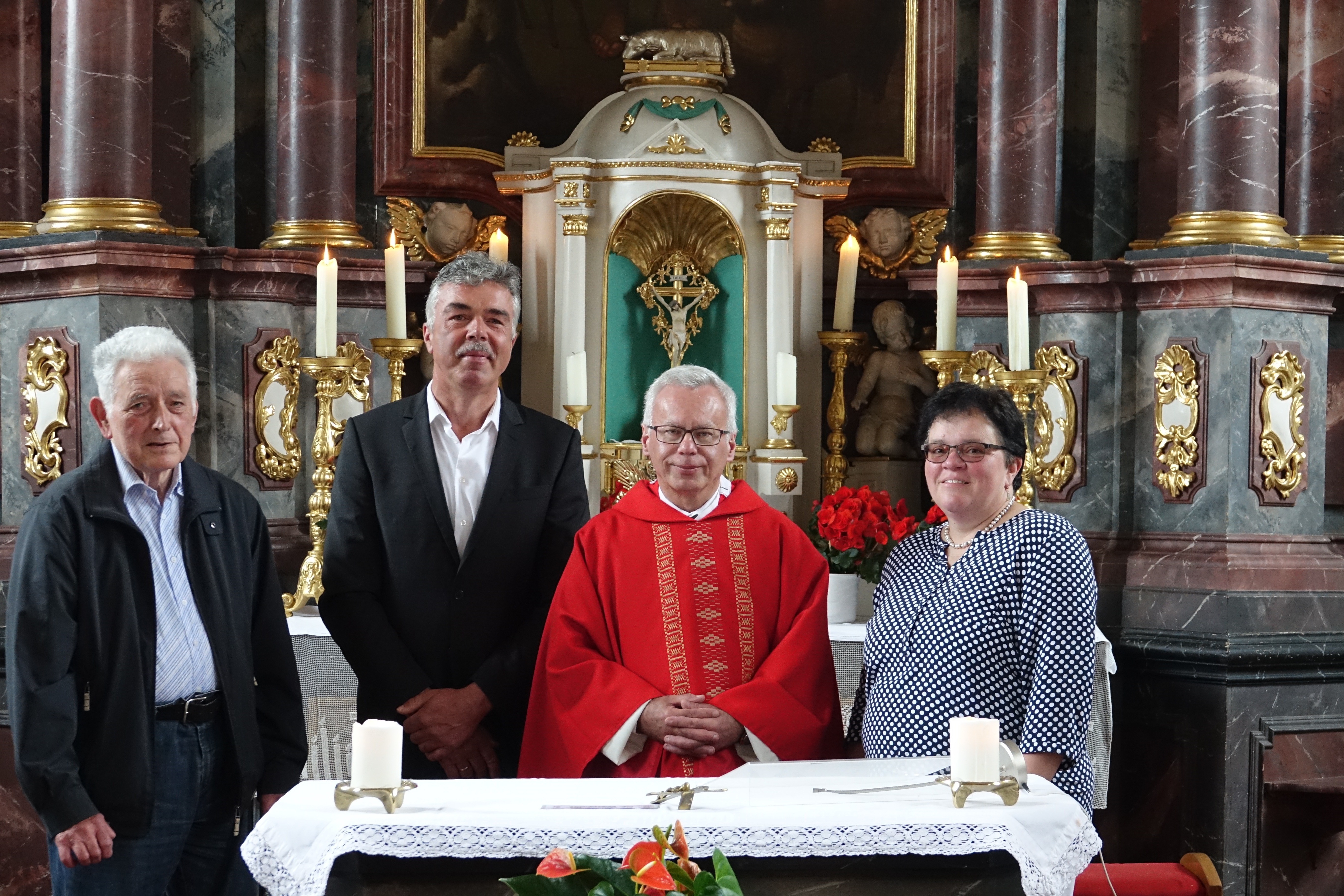 30 Jahre im Weinberg des Herrn:
Pfarrvikar Krzysztof Winiarz (3.v.l.) feierte mit zahlreichen Gläubigen sein 30-jähriges Priesterjubiläum:
Kirchenvertreter aus der Pfarrei (v.l. Erhard Bleifuß, Willi Schlegel und Christiane Schöll) dankten dem beliebten Jubilar für sein vielfältiges Engagement und priesterliches Wirken.