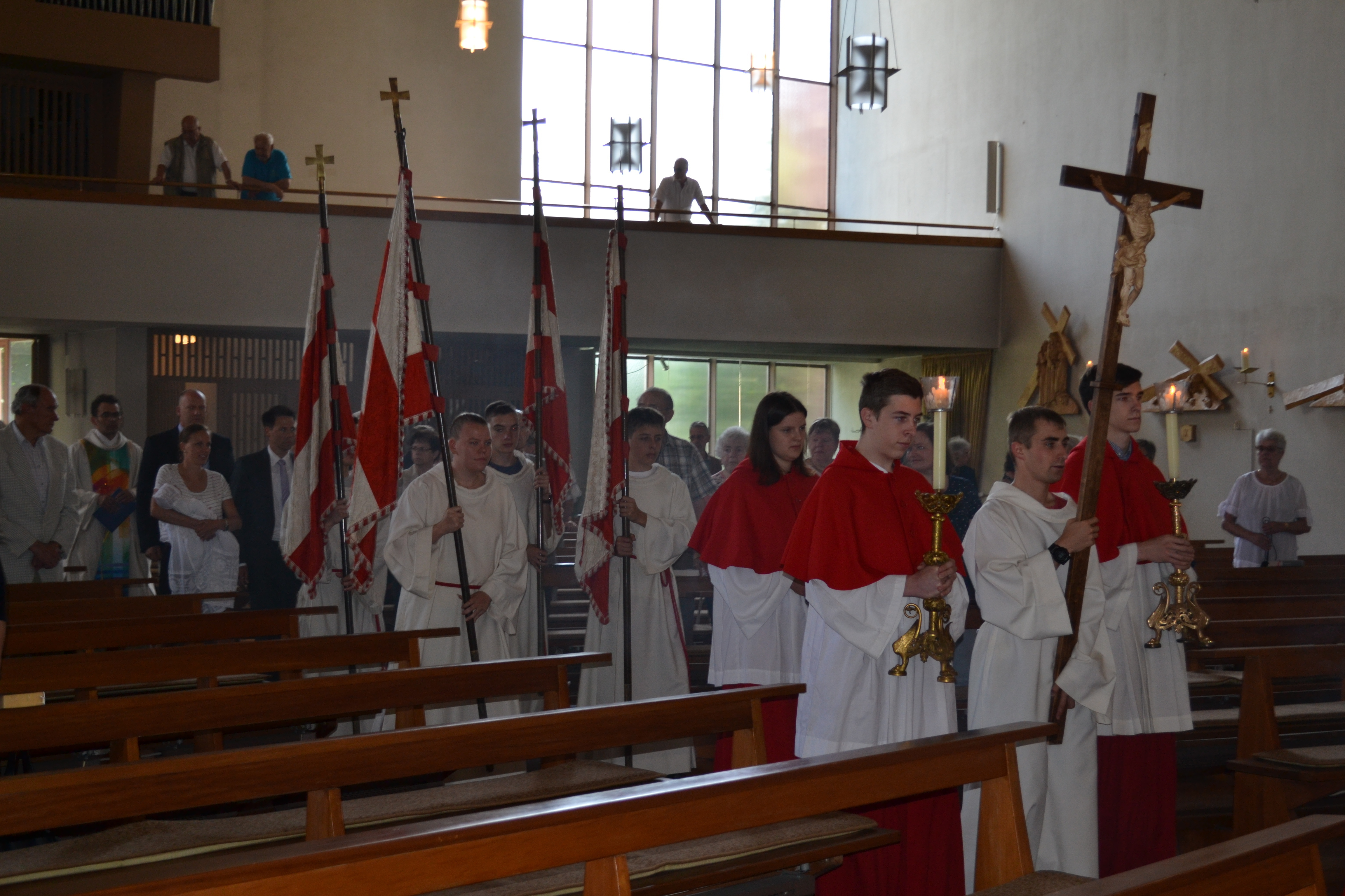 Pfarrer Dariusz Kowalski mit Messdienern aus Kleinheubach, Laudenbach und Rüdenau beim Einzug in die Kirche, gemeinsam mit dem Täufling Annelie Kempf