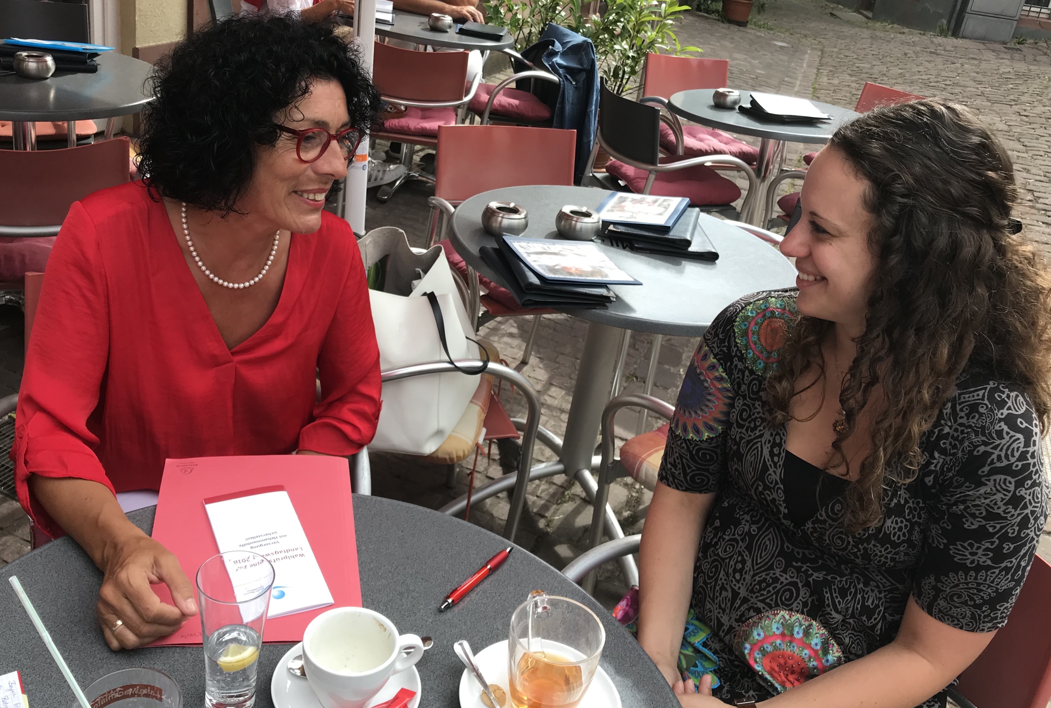 Die SPD-Kreisvorsitzende und Bezirkstagskandidatin Helga Raab-Wasse (links) im Gespräch mit der Hebammen-Sprecherin Lisa Fritz (Amorbach) im Kreis Miltenberg