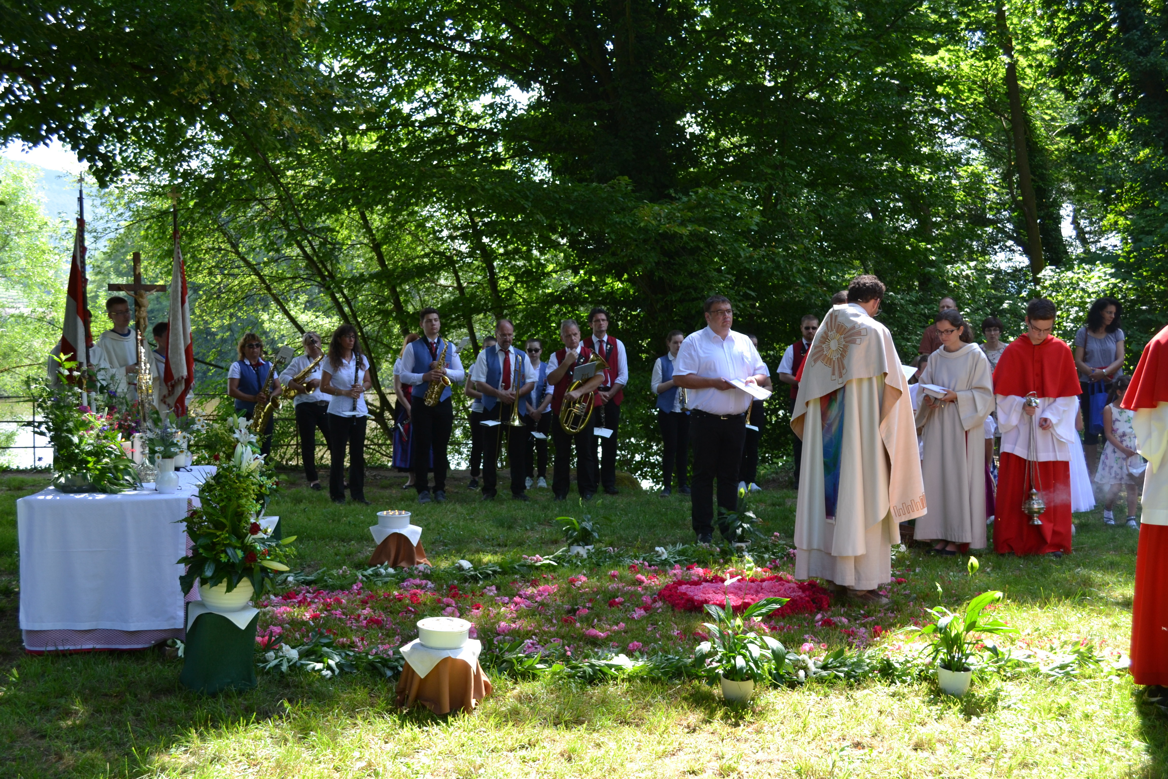 Pfarreiengemeinschaft „Am Engelberg“ feiert Fronleichnam in Kleinheubach: Altar 2 im Schlosspark