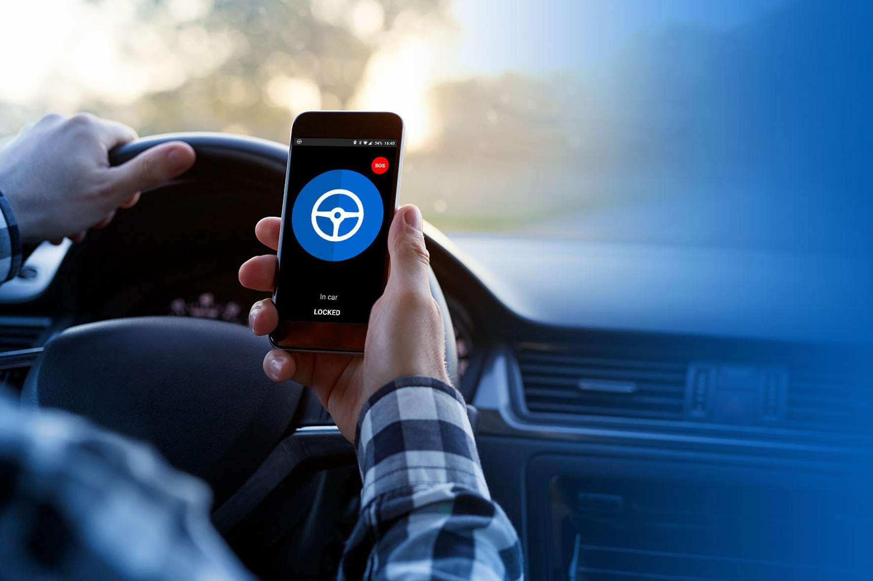 Ablenkung am Steuer kann tödlich enden. Ein neues System soll dies jetzt verhindern. Sobald sich das Auto in Bewegung setzt, wird die Bedienoberfläche des Smartphones gesperrt.