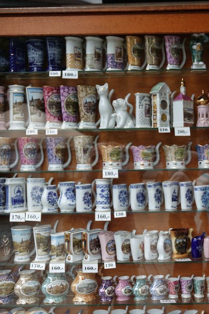 Bei einer Trinkkur in den Kurbädern handelt es sich nicht um das bloße Ausführen einer ärztlichen Verordnung, sondern um eine Zeremonie.

Dafür erfand man schließlich die Schnabeltasse: Ohne diesen genialen westböhmischen Badebecher aus Porzellan, sei er klein oder groß, altmodisch oder bereits wieder im Trend, müssten alle beim bedächtigen Schlendern durch die Wandelhalle oder beim gemütlichen Promenieren unter freiem Himmel bei jedem Schlückchen stehen bleiben und ihren Kopf in den Nacken biegen.