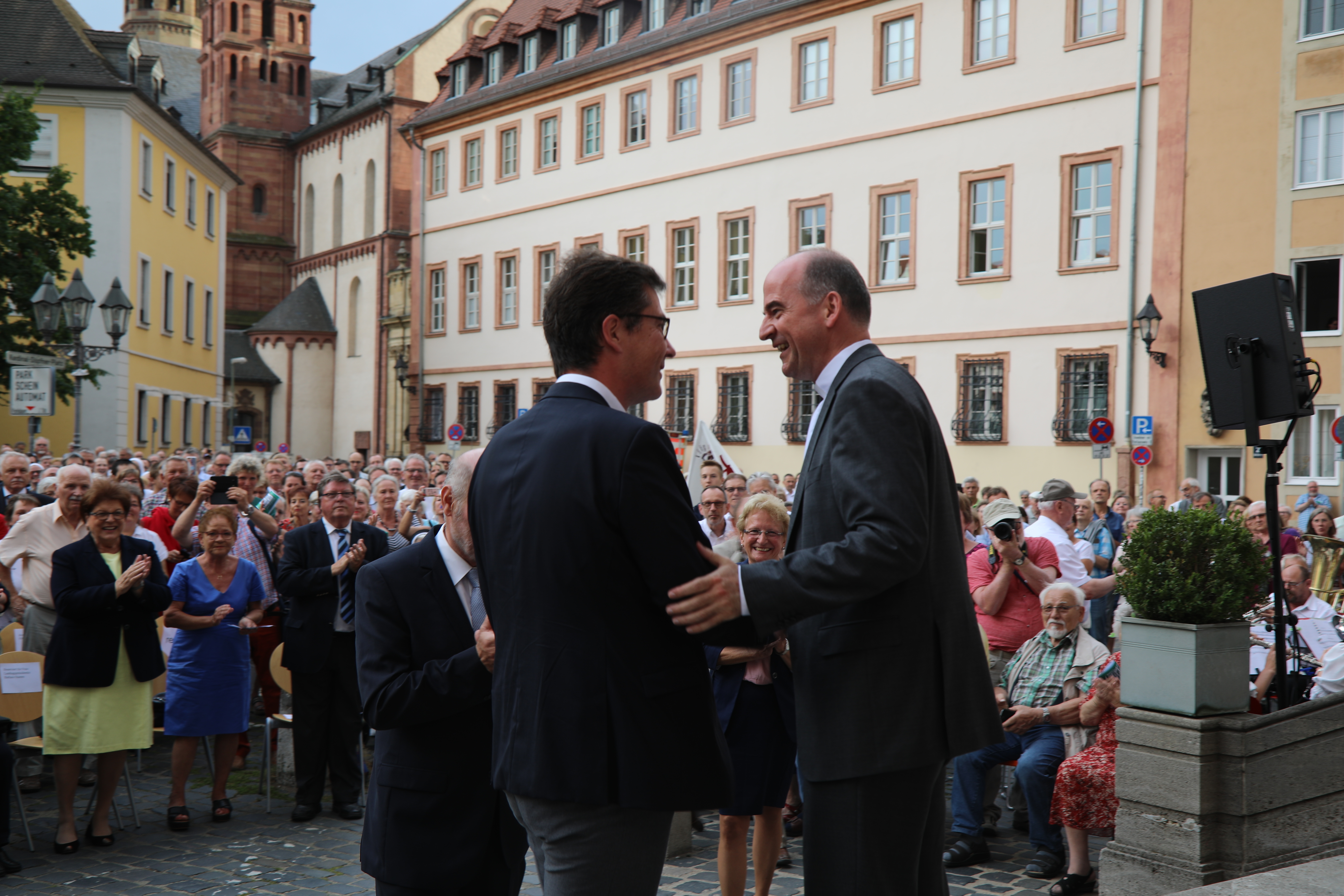 Vertreter von Stadt und Landkreis Würzburg begrüßten Bischof Dr. Franz Jung (rechts) auf dem Würzburger Kardinal-Döpfner-Platz.
