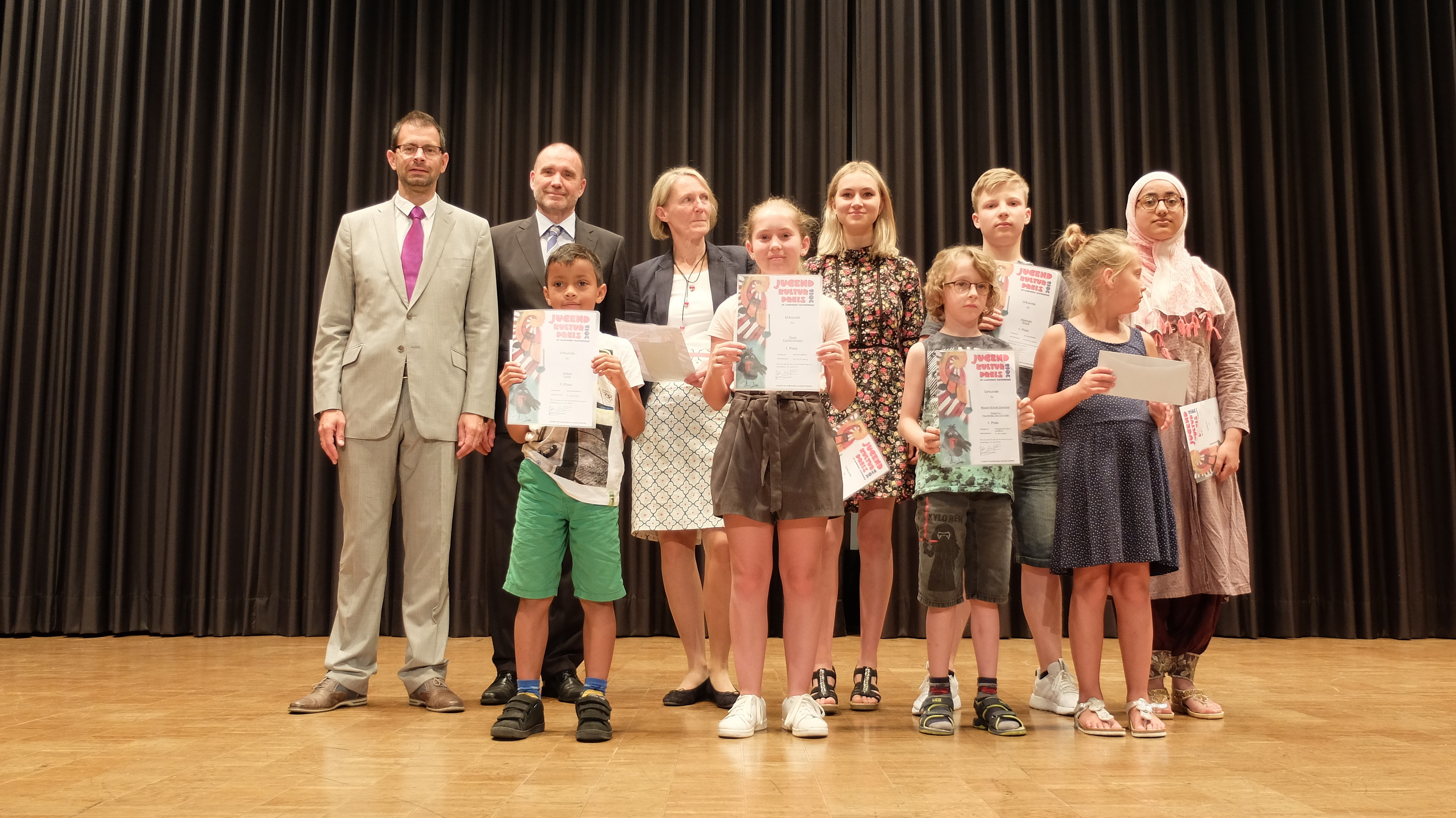 Diese jungen Leute haben beim Jugendkulturpreis Kunst erste Preise geholt. Das Bild zeigt sie mit Landrat Jens Marco Scherf und Heinz-Peter Kehrer (Sparkasse) hinten links.