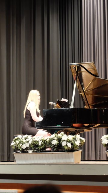 Emma Bergmann singt "Boys like you" und begleitet sich dabei am Klavier