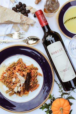 Ein guter Wein und eine leckeres Essen - ein unschlagbares Team Bild: Quelle Pixabay