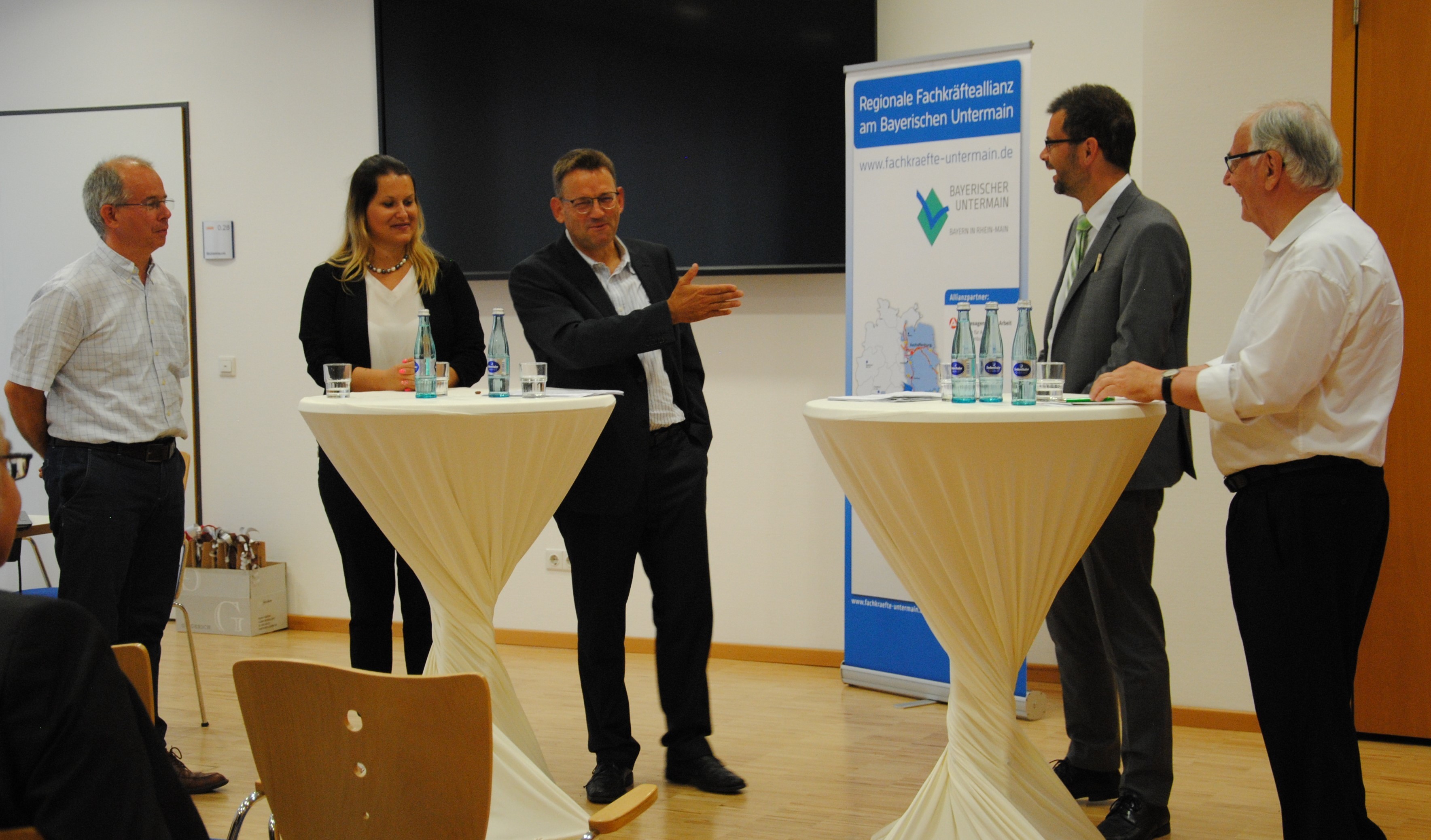 Bei der Diskussionsrunde gab es viele spannende Fragen und interessante Antworten. Von links: Regionalmanager Markus Seibel, Wirtschaftsförderin Diana Schmitt, Unternehmer Johannes Oswalt, Landrat Jens Marco Scherf und Moderator Dr. Heinz Kaiser.