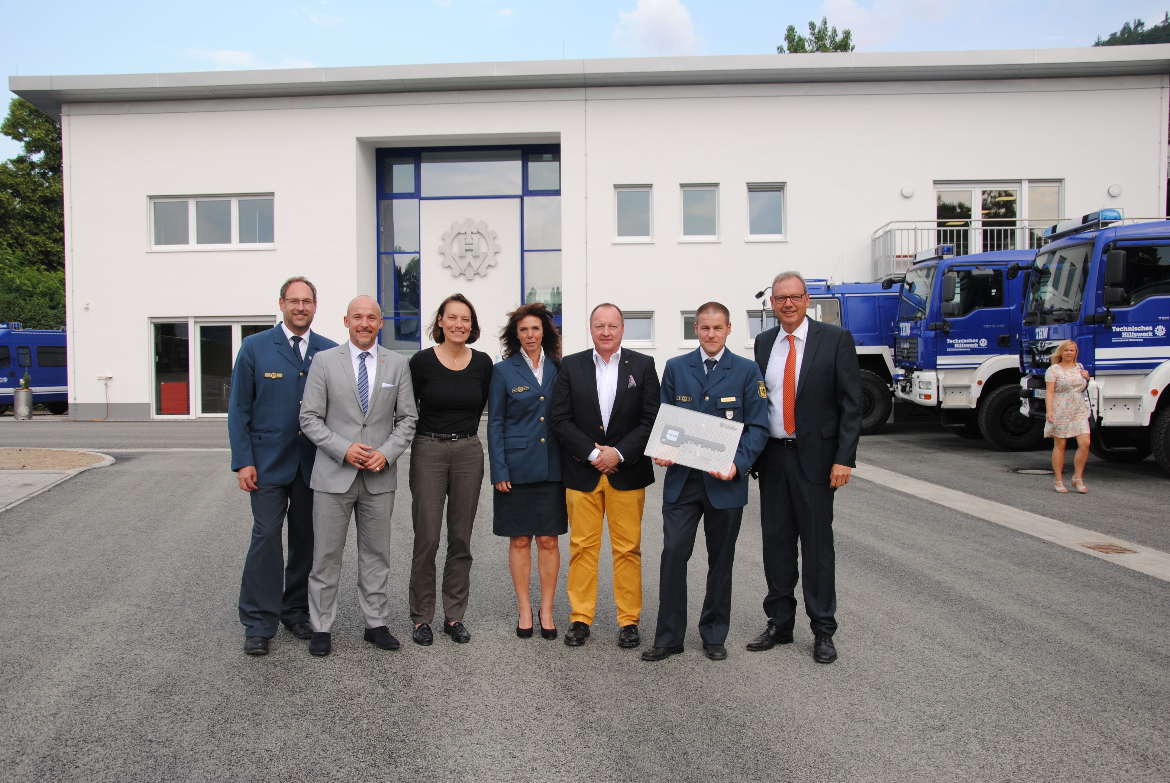 Klaus Labitzke (THW-Landesverband), MdB Alexander Hoffmann, Barbara Langer (Staatliches Bauamt Aschaffenburg), Karin Munzke (THW-Regionalstelle Karlstadt), Lutz Leide (Bundesanstalt für Immobilienaufgaben BIMA), Ortsbeauftragter Stefan Wolf (THW Miltenberg) undstellvertretender Landrat Thomas Zöller (von links) bei der offiziellen Schlüsselübergabe am Freitag.