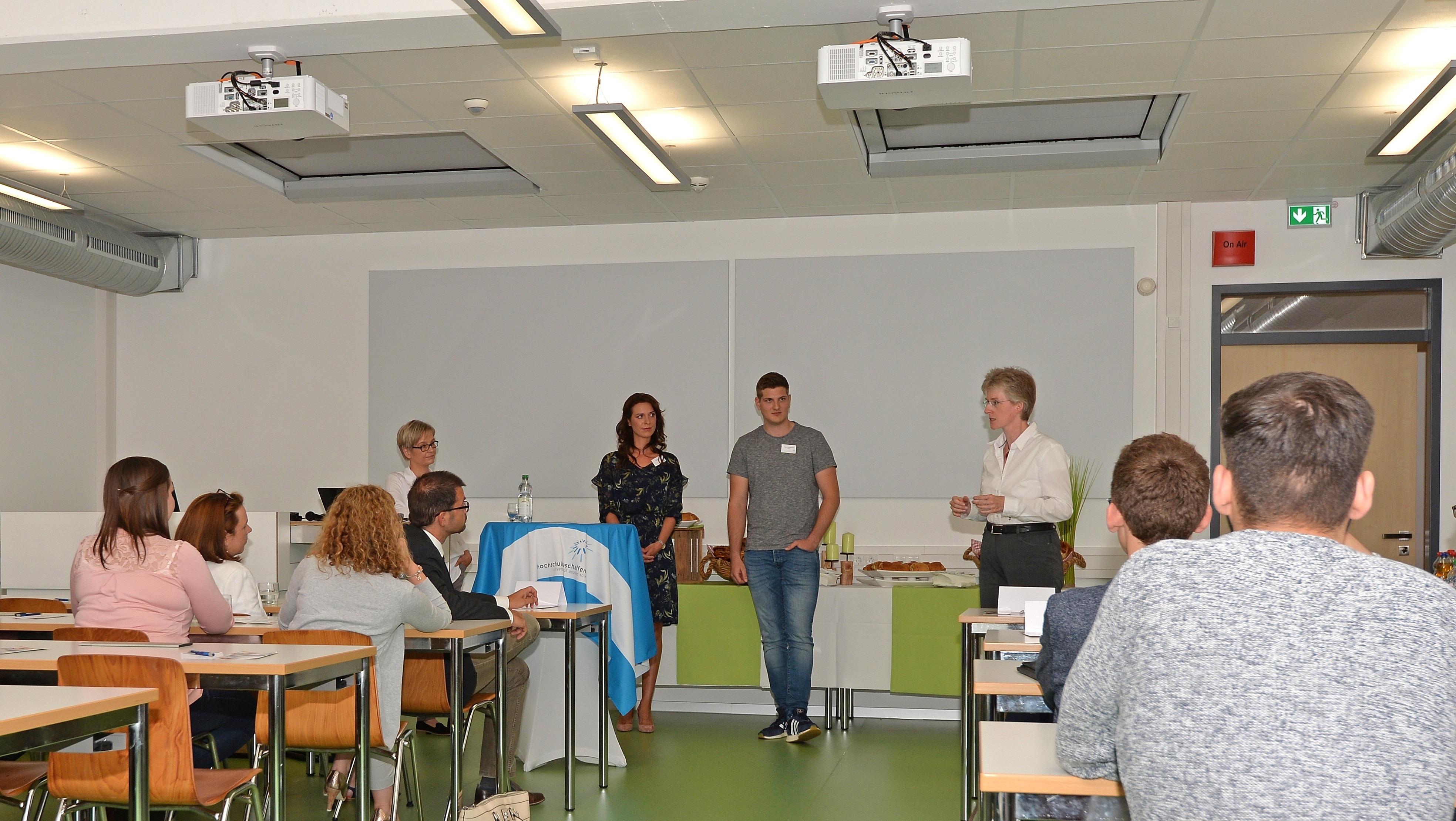 Das Betriebswirtschaftsstudium in Miltenberg lohnt sich und bietet gute Berufschancen, sind sich (vorne stehend von links) Charlotte Jäger, Nicole Stich, Aaron Hildebrand und Professor Dr. Antje Wendler einig.