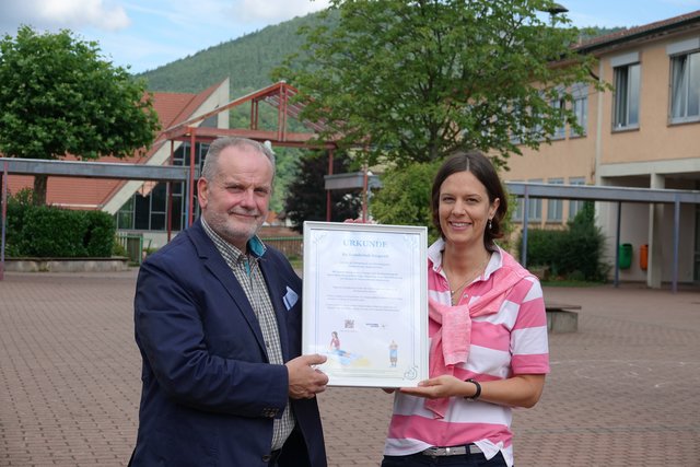 Mit der Aushändigung einer Urkunde wird die Grundschule Bürgstadt nun für besonderes Engagement in der präventiven Gesundheitsförderung von Kindern im Grundschulalter ausgezeichnet.

Um die Entspannung der Kinder nachhaltig zu fördern, ist es in der Tat sehr hilfreich, Entspannungsübungen regelmäßig in den Schulalltag sowie ein die Freizeit einzubauen.

Die Volksschule Bürgstadt geht jetzt mit gutem Beispiel voran!