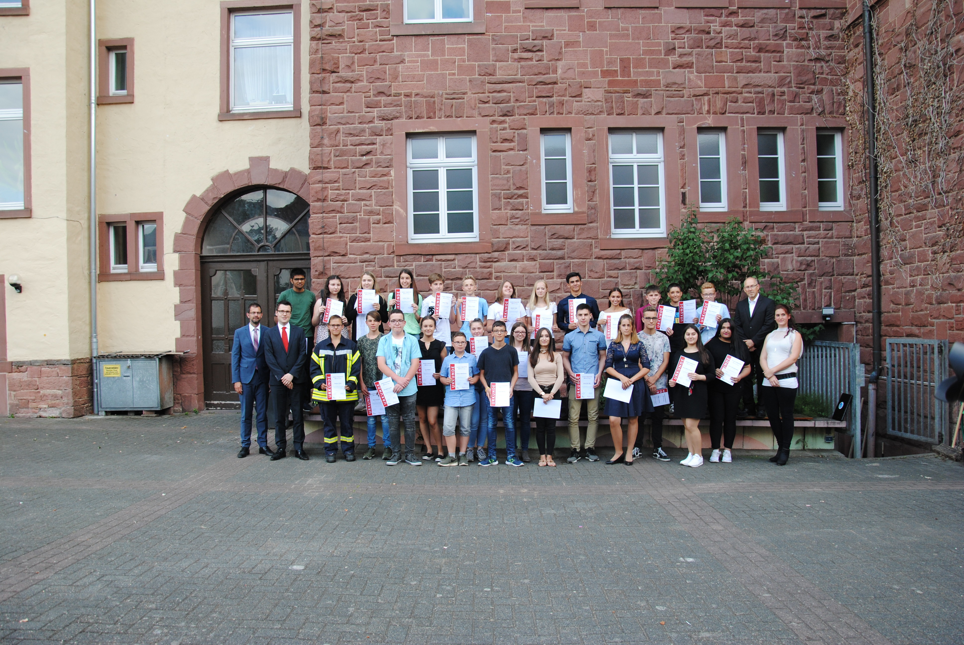Bereits zum 10. wurden Mittelschülerinnen und Mittelschüler des Landkreises für besonderes soziales Engagement ausgezeichnet. Unser Bild zeigt die Kinder zusammen mit Landrat Jens Marco Scherf, Simon Eifert, stellvertretendes Vorstandsmitglied der Sparkasse Miltenberg-Obernburg (von links), Kreishandwerksmeisterin Monique Haas und Schulamtsdirektor Ulrich Wohlmuth (von rechts). Foto: Andrea Kaller-Fichtmüller