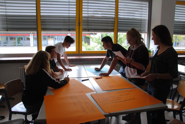 Gemeinsam mit ihrer Lehrerin Veronika Repp setzen sich die Realschülerinnen und Realschüler der Johannes-Hartung-Realschule mit dem Thema Holocaust auseinander. | Foto: Andrea Kaller-Fichtmüller