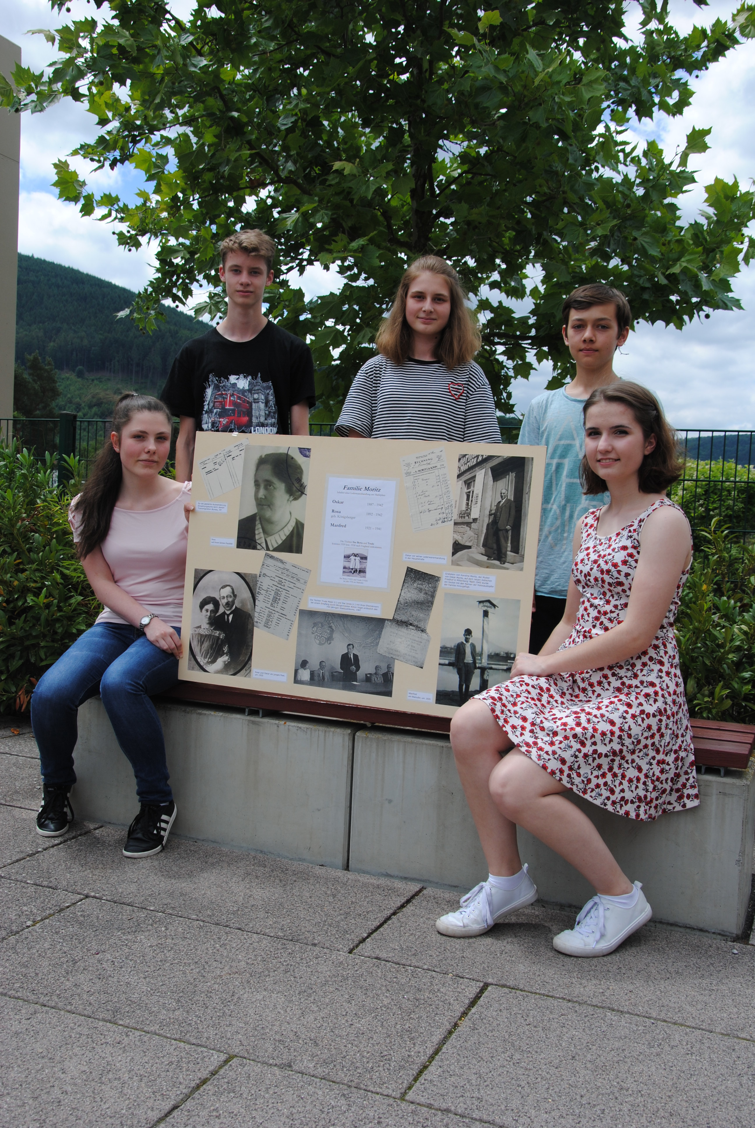 Die Schülerinnen und Schüler des Johannes-Butzbach-Gymnasiums zeigen ein Plakat der ersten Verlegung.