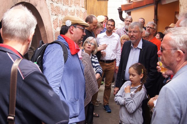 Interessierte Teilnehmer der Kellerführung. Im Hintergrund Jens Marco Scherf.