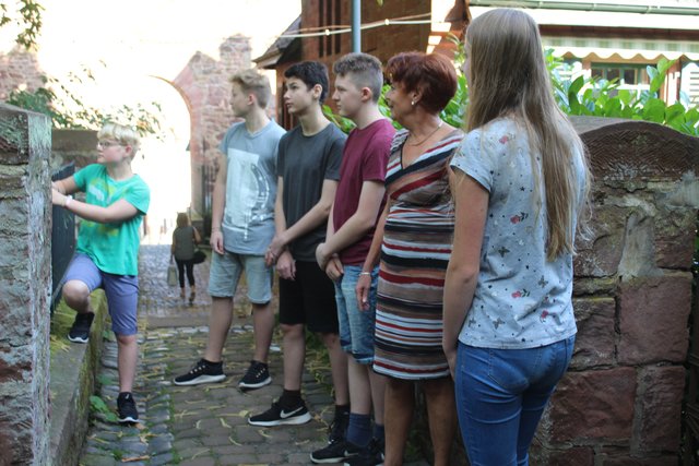 Mit einer Stadtführung - hier mit Stadtführerin Frau Geffert (2. von rechts) - haben sich die Schülerinnen und Schüler der Mittelschule Miltenberg über den Holocaust informiert. | Foto: privat