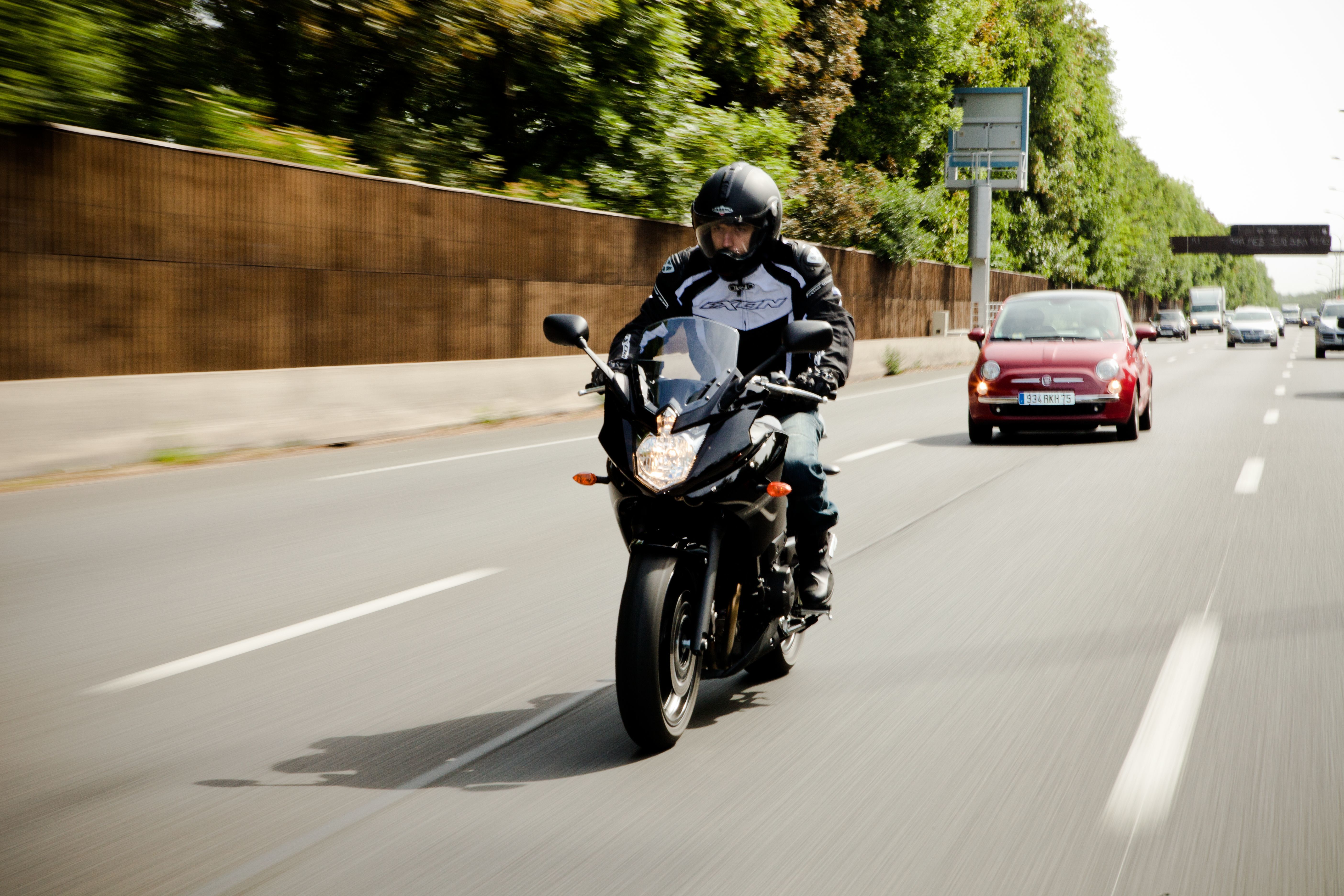Werden gesetzlich unzulässige Komponenten, wie etwa LED-Motorradlampen entdeckt, können Versicherungsprobleme auftreten und die Betriebserlaubnis erlischt.