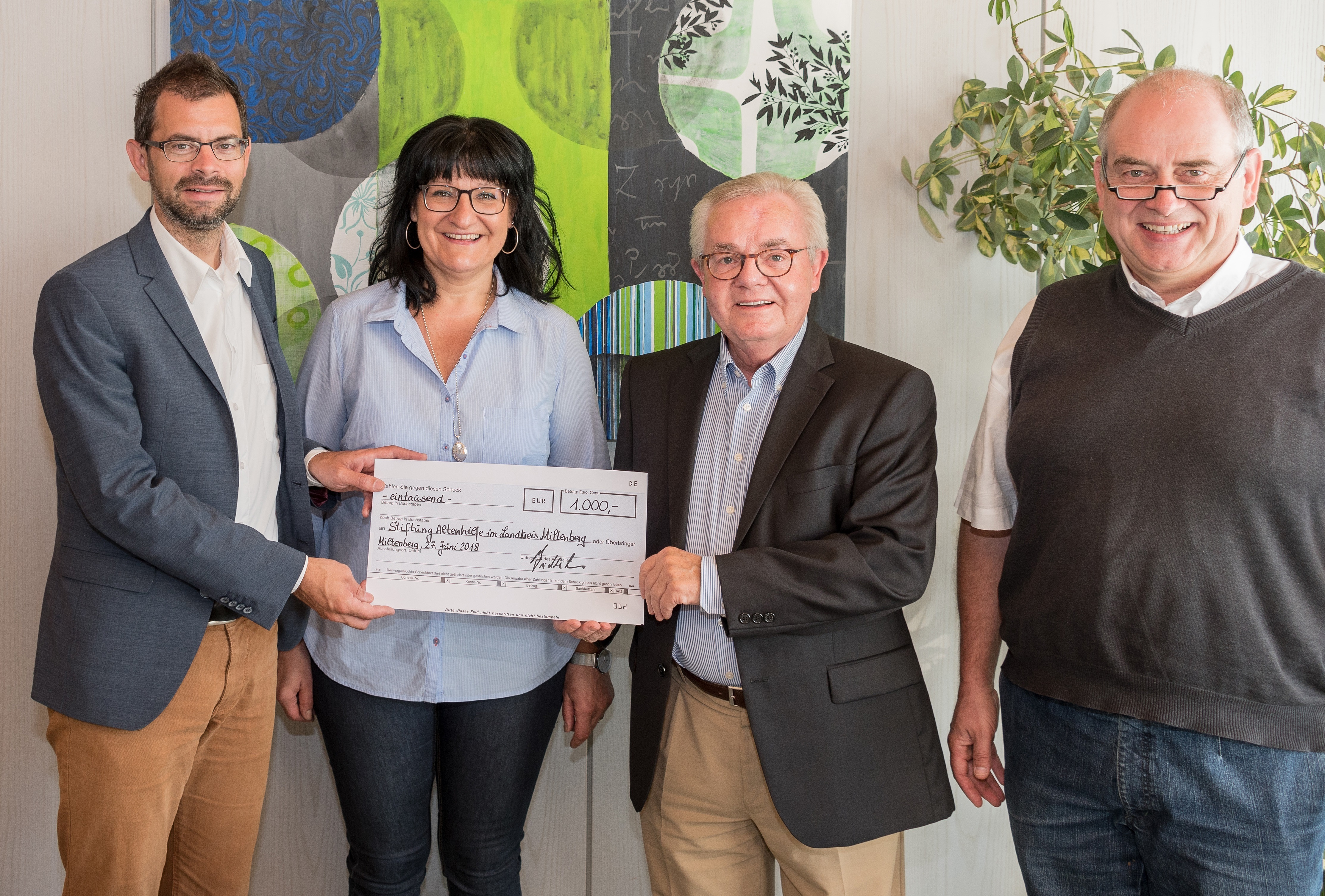 Übergabe einer Spende in Höhe von 1000 Euro an die Stiftung Altenhilfe mit (von links) Landrat Jens Marco Scherf, Manuela Eichhorn, Heinrich Büddemann und Manfred Vill.