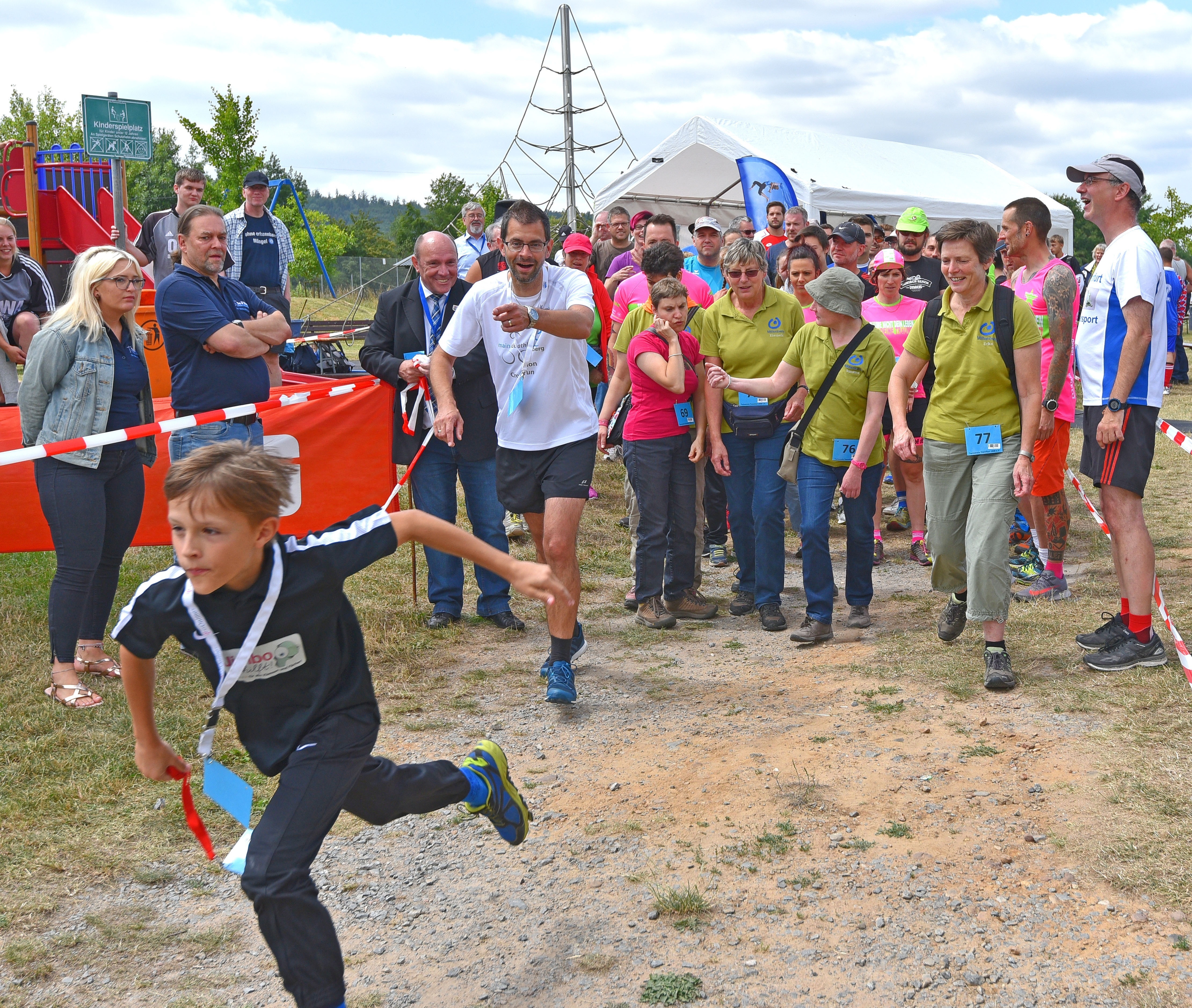 Gegen den Raketenstart dieses jungen Läufers beim Sponsorenlauf hatten weder Landrat Jens Marco Scherf noch die anderen Läuferinnen und Läufer eine Chance.