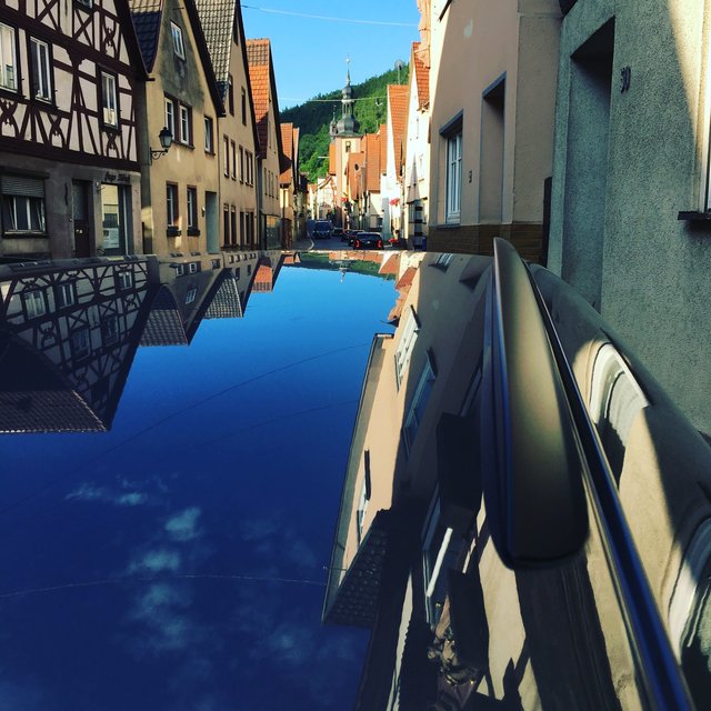 Weißblauer Himmel in Bayern-Nähe, Freudenberg in der Hauptstraße